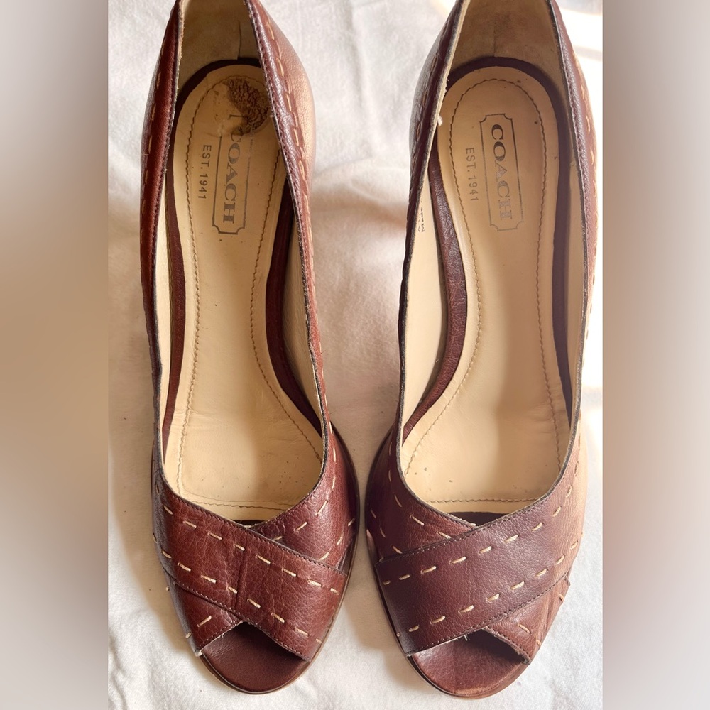 Coach "Clarice" Wonen’a sz 9 B Brown Leather bold white cord Stitched Peep Toe
